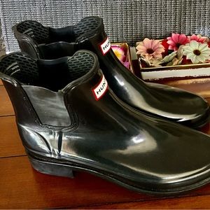 EUC Hunter Original Chelsea. Jet black gloss boots.